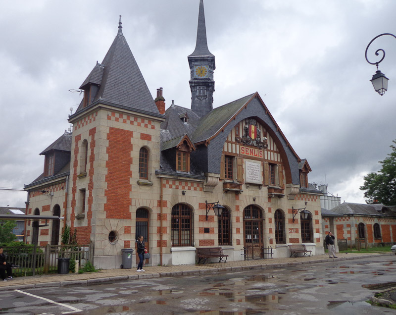 Senlis train station, after Julie extricated her shoe from the pedal