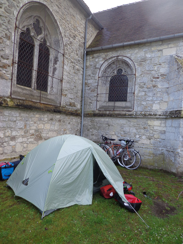 Stealth camping behind the church in Aumont-en-Halatte