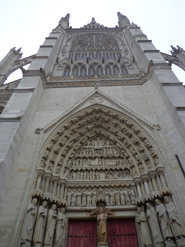 A minor side entrance to the cathedral in Amiens